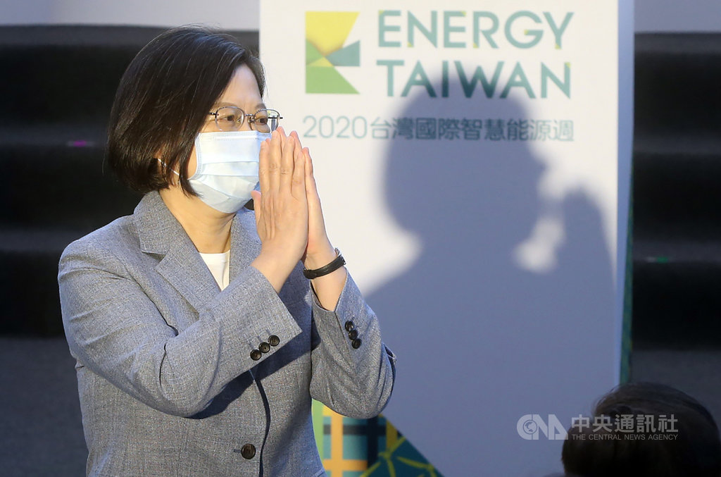 總統蔡英文14日上午前往台北南港展覽館,出席2020台灣國際智慧能源週開幕典禮,抵達時雙手合十向貴賓致意。中央社記者鄭傑文攝 109年10月14日