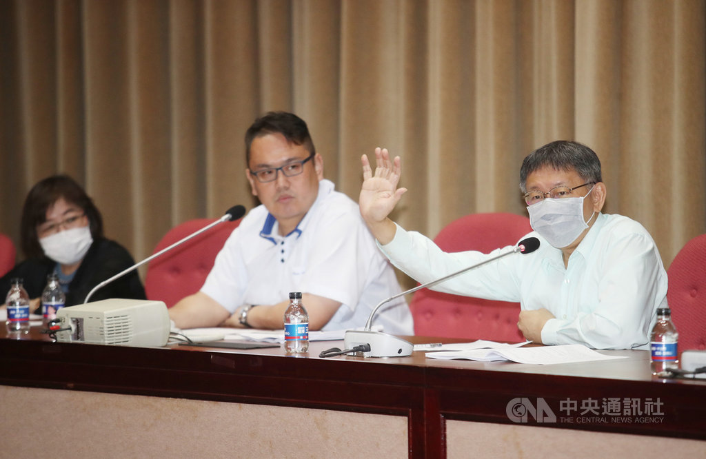 台北市長柯文哲(前右)曾說監察院長陳菊是「民主罪人」,14日在國民黨團專案報告時被市議員羅智強問這句話出處,柯文哲結巴反問「我有講過嗎」,並稱是要有人為2018韓流興起負責。中央社記者張新偉攝 109年10月14日