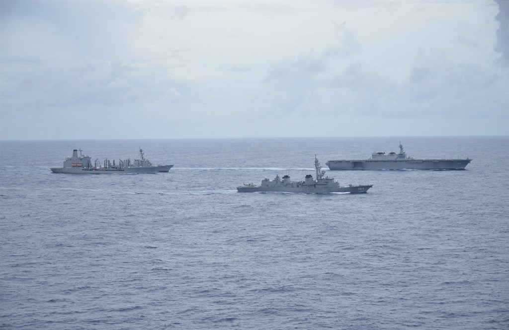 加賀號護衛艦(DDH-184)(右)為日本海上自衛隊最大艦艇,美國總統川普去年5月訪日曾經登上加賀號視察。(第7艦隊提供)中央社記者林宏翰洛杉磯傳真 109年10月14日