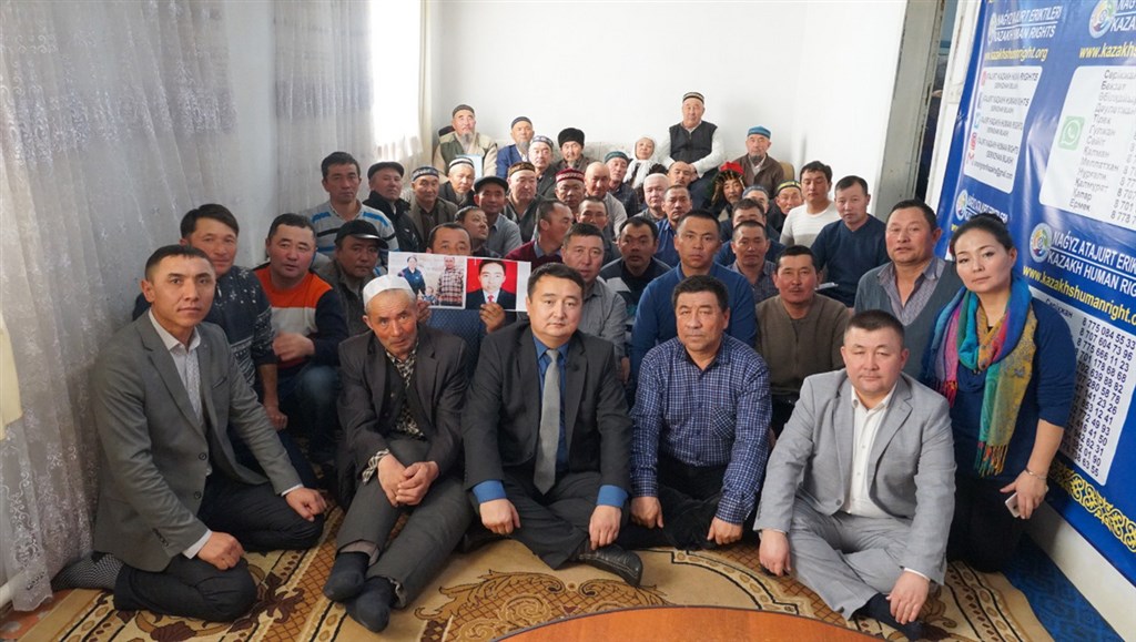 哈薩克阿塔珠爾特志願者組織成員2月2日在阿拉木圖州Ushtobe縣蒐集新疆「再教育營」證據。該組織長期揭露相關內幕。(噶勒木.熱合江提供)中央社記者何宏儒伊斯坦堡傳真 109年10月14日