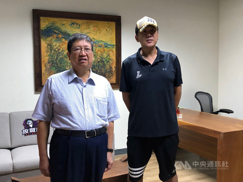 台灣籃壇新聯盟P.League+新竹攻城獅斥資整修新竹縣立體育館,15日向媒體展現整修後的場館新面貌,新竹縣長楊文科(左)到場參觀,他說,攻城獅是新竹縣的驕傲,期待週末的熱身賽能打出漂亮一仗。中央社記者黃巧雯攝 109年10月15日