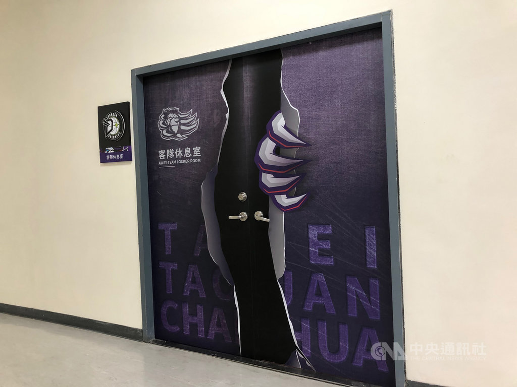 台灣籃壇新聯盟P.League+新竹攻城獅整修主場新竹縣立體育館,其中客場休息室儘管多數設備與主場球隊相同,但在入口處不見獅頭圖案,反而是獅爪撕裂大門的圖案。中央社記者黃巧雯攝 109年10月15日