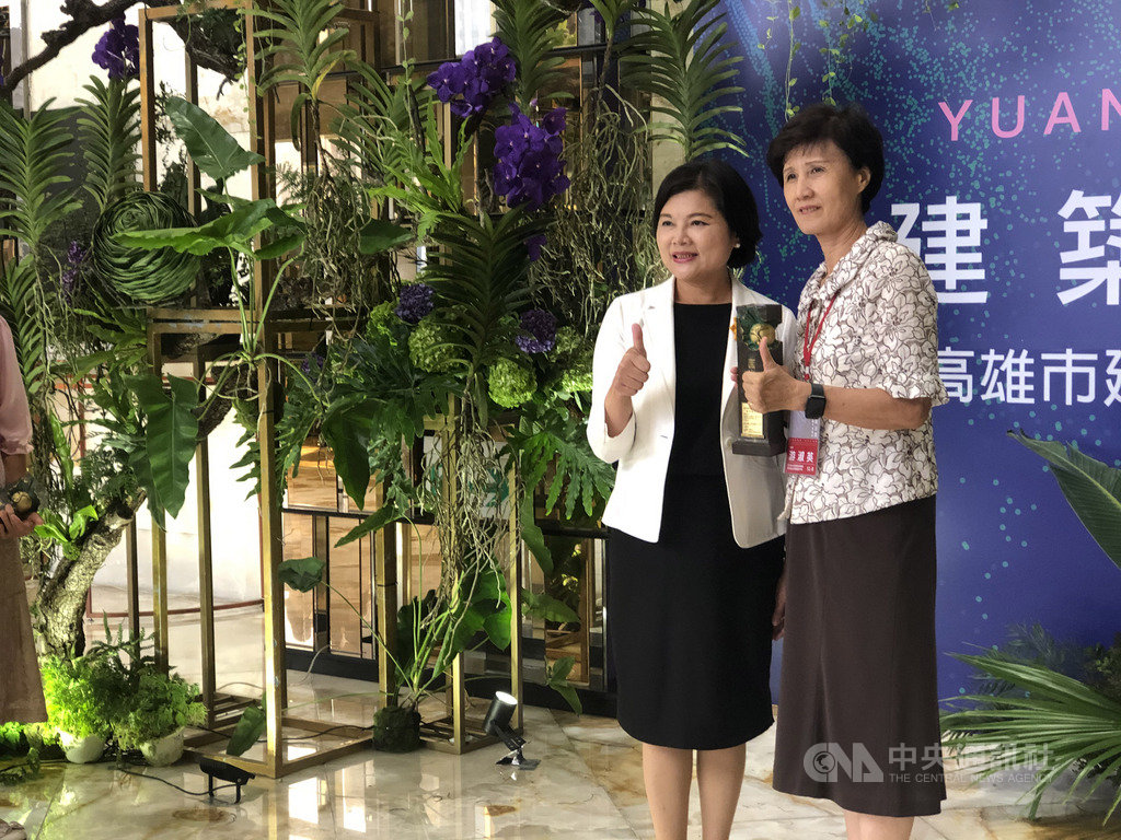 雲林縣長張麗善(左)15日出席2020建築園冶獎頒獎典禮,張麗善表示,雲林縣囊括11項大獎,是對雲林縣的肯定。中央社記者侯文婷攝 109年10月15日