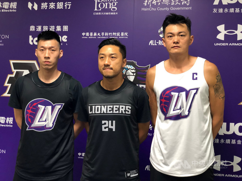 P. League+新竹攻城獅隊斥資升級主場休息室等硬體設施,總教練林冠綸(中)、球員吳岱豪(右)、成力煥(左)15日受訪時皆肯定球團用心。中央社記者黃巧雯攝 109年10月15日
