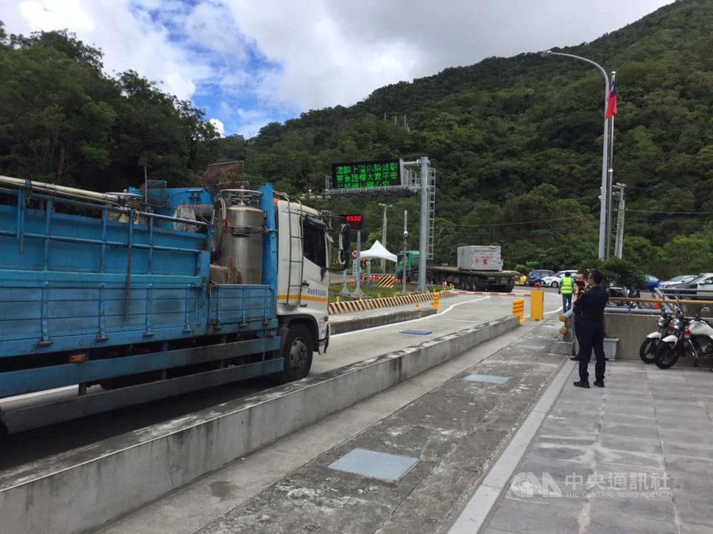 屏東縣警局草埔檢查站旁新設置地磅站,12日起針對來往台9線草埔隧道的3.5噸以上大貨車實施過磅檢查,至15日中午已開出超過60張超載罰單。(屏東縣警局交通隊提供)中央社記者郭芷瑄傳真 109年10月15日