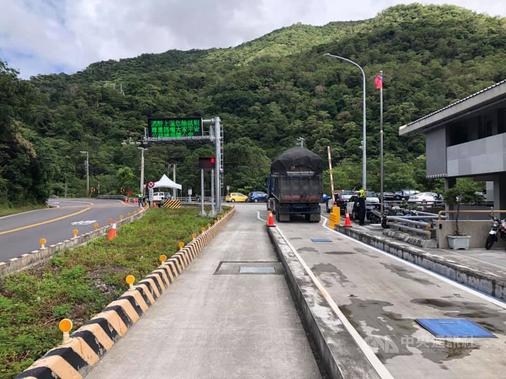 屏東警方自12日起,在台9線草埔檢查站旁設置的地磅站,針對3.5噸以上大貨車實施過磅檢查,取締超載違規行為;截至15日中午止,共攔檢過磅大貨車1600多車次,取締超載逾60件,不合格率偏高。(屏東縣警局交通隊提供)中央社記者郭芷瑄傳真 109年10月15日