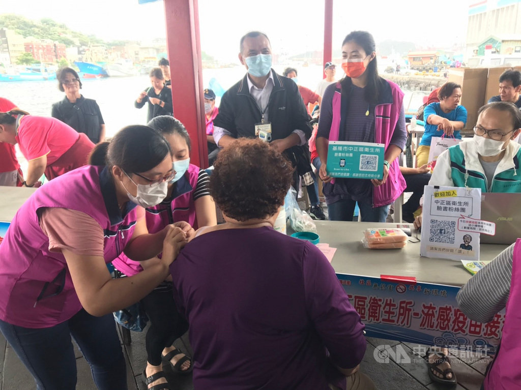 基隆市衛生局指出,受武漢肺炎(2019冠狀病毒疾病,COVID-19)疫情影響,今年公費流感疫苗接種率與去年相比明顯提高,從5日起至14日總計已接種4萬634劑。(基隆市衛生局提供)中央社記者王朝鈺傳真 109年10月15日
