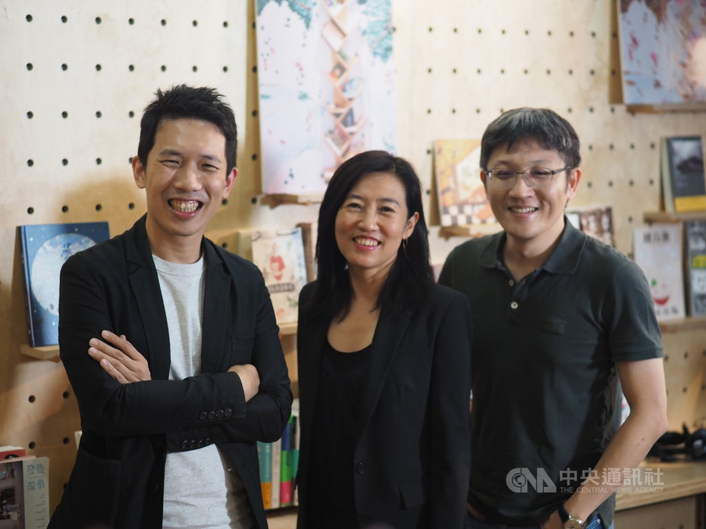 文策院今年規劃虛擬台灣館參與法蘭克福線上書展,邀請聯經出版總編輯涂豐恩(左起)、文策院院長胡晴舫、光磊國際版權公司創辦人譚光磊共同在線上論壇對談。(文策院提供)中央社記者陳秉弘傳真 109年10月15日