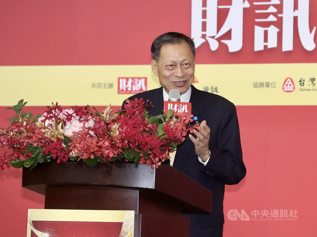 2020財訊金融獎頒獎典禮15日下午在台北舉行,前司法院長賴英照獲頒金融奉獻獎。中央社記者張皓安攝 109年10月15日
