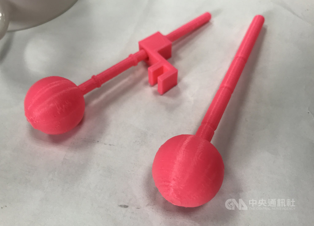 花蓮宜昌國小6年級學生紀宥安製作「盲人專用杯」,獲2020 IEYI世界青少年創客發明展銀牌獎。第3代版本改以3D列印機製作,將輔助器放入杯中,透過浮力原理可讓使用者透過刻度得知目前水位。中央社記者張祈攝 109年10月15日