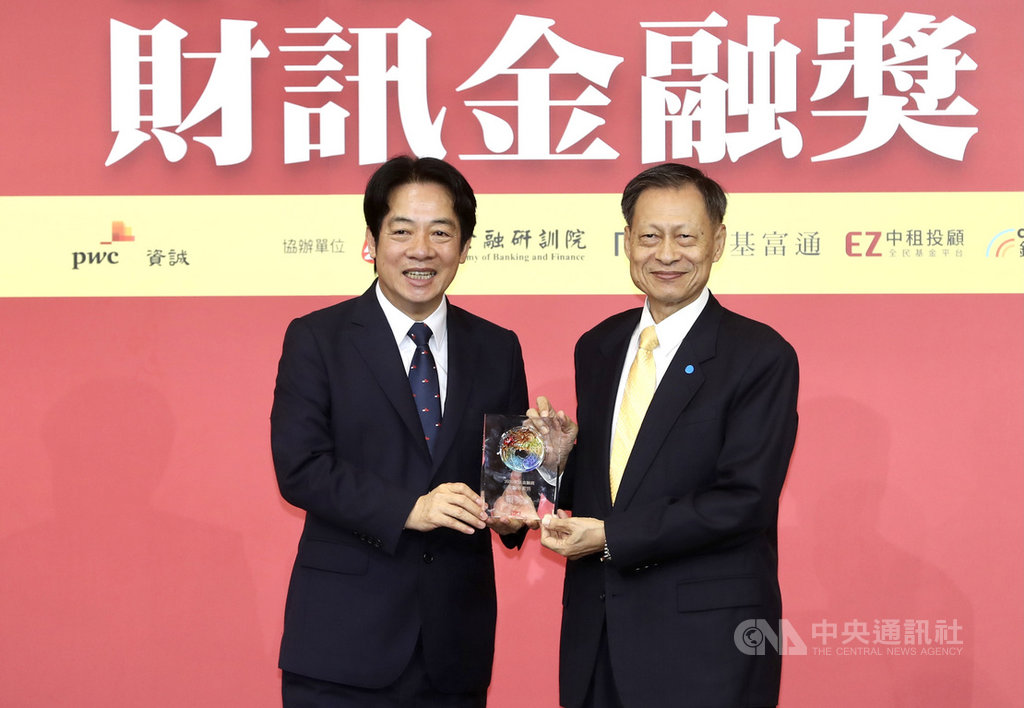 副總統賴清德(左)15日在台北出席2020財訊金融獎頒獎典禮,頒發金融奉獻獎獎座給前司法院長賴英照(右)。中央社記者張皓安攝 109年10月15日