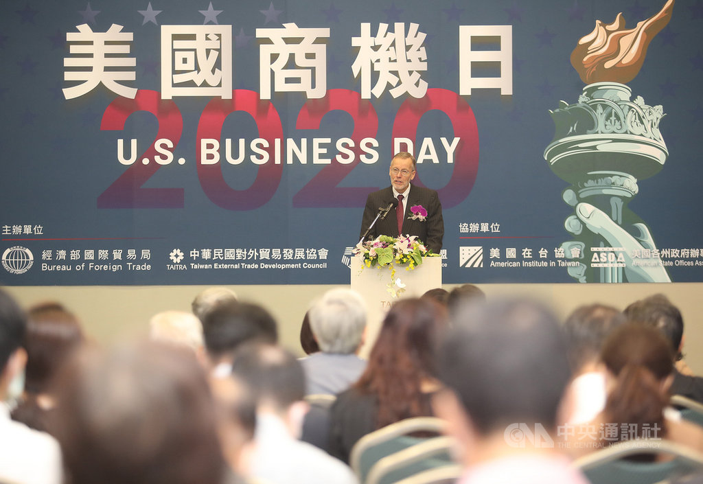 「2020年美國商機日」15日在台北國際會議中心舉行開幕典禮,美國在台協會(AIT)台北辦事處處長酈英傑(William Brent Christensen),向與會來賓致詞。中央社記者張新偉攝 109年10月15日