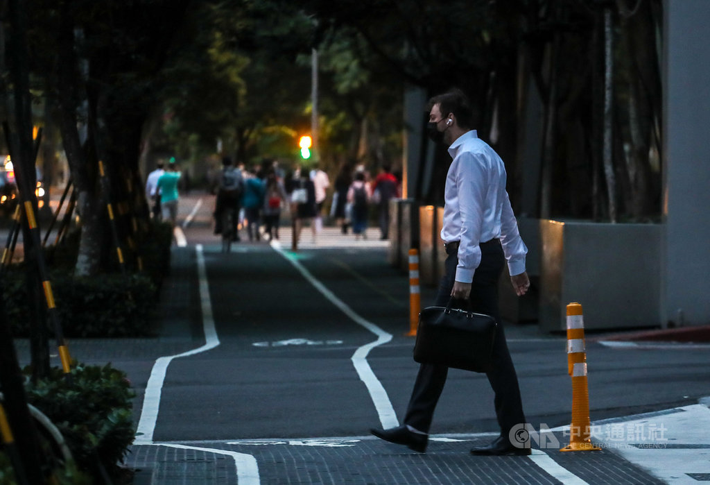 主計總處15日公布8月底工業及服務業全體受僱員工人數795.1萬人,月增0.02%。主計總處官員指出,今年8月受僱員工人數較上月增加,但較去年同月減少4.3萬人;今年前8月受僱員工人數則為794.6萬人,較去年同期減少0.02%,為金融海嘯以來首次負成長。中央社記者裴禛攝 109年10月15日