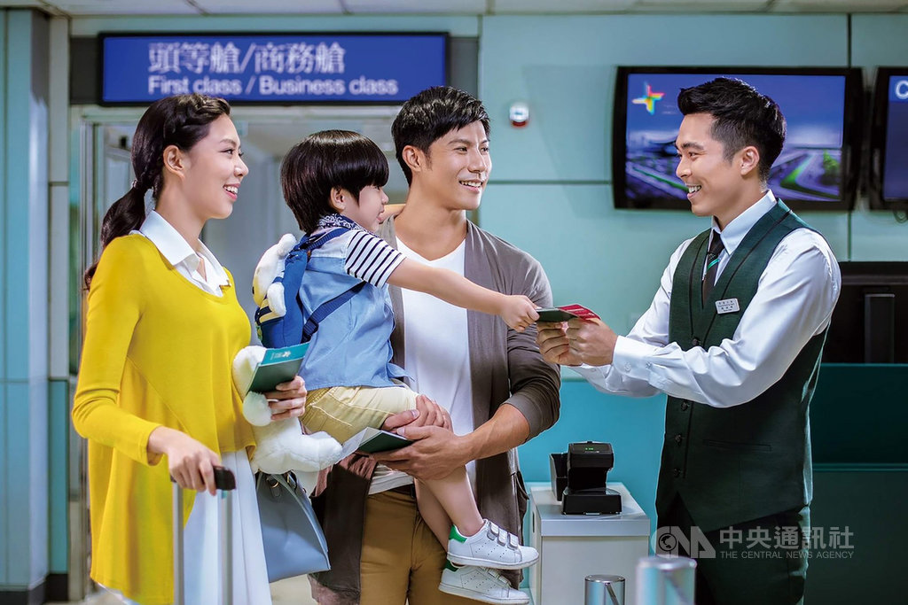 長榮航空表示,因應各國邊境逐漸有條件式開放,全球經貿商旅人士搭機需求增加,除了持續優化各項防疫措施外,即日起調整所有航班的登機順序,不但增加社交距離,也更省時間。(長榮航空提供)中央社記者汪淑芬傳真 109年10月15日