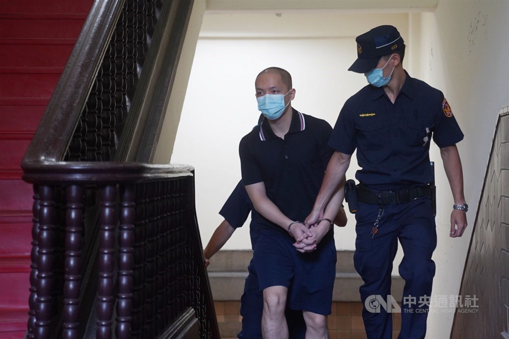 程宇(前左)被控犯下南港女模命案等,判無期徒刑定讞。(中央社檔案照片)