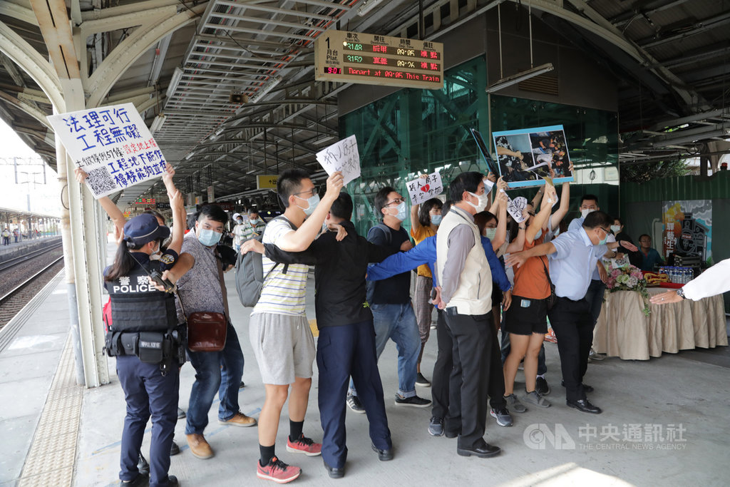 台南車站120週年紀念系列活動15日開幕,南鐵地下化抗爭學生卻在月台高聲向台南市長黃偉哲抗議,並和警方發生推擠。中央社記者張榮祥台南攝 109年10月15日