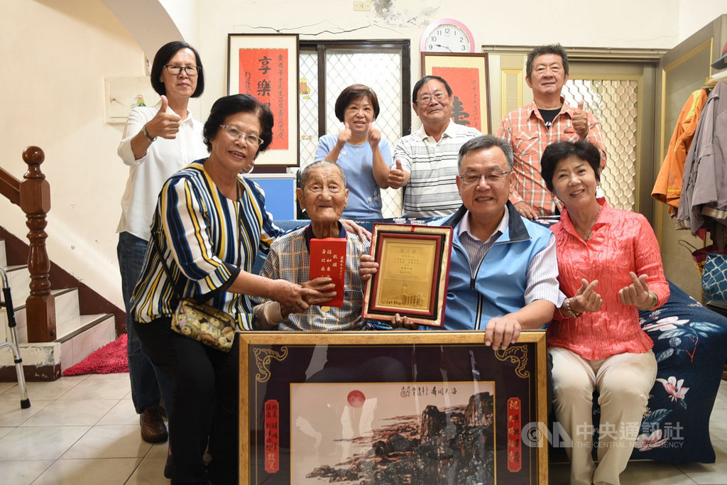 澎湖是宜居的長壽城市,全縣百歲人瑞有26人。重陽節將至,澎湖縣長賴峰偉(前右2)15日前往探視長者,致贈敬老禮金、衛福部金鎖片和總統敬老狀。中央社 109年10月15日