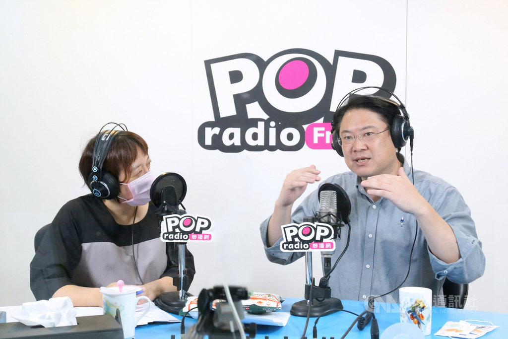 基隆市長林右昌(右)15日接受廣播節目「POP搶先爆」專訪,談到基隆捷運延伸到基隆市區議題表示,大家不用急,等交通部鐵道局評估方案出來後,市府會與交通部討論,找出最佳方案。左為主持人邱明玉。(「POP搶先爆」提供)中央社記者王朝鈺傳真 109年10月15日