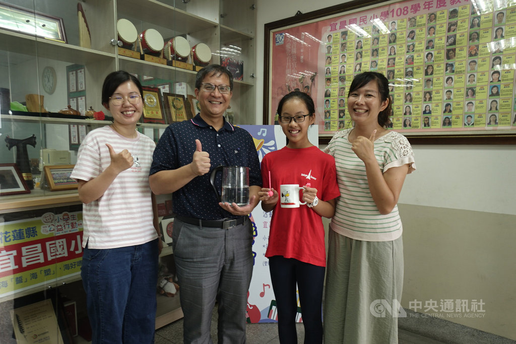 花蓮宜昌國小6年級學生紀宥安(右2)發明「盲人專用杯」,獲IEYI世界青少年創客發明展銀牌獎,校長李國明(左2)、指導老師林嘉琦(右)、沈盈君(左)合影祝賀。中央社記者張祈攝 109年10月15日