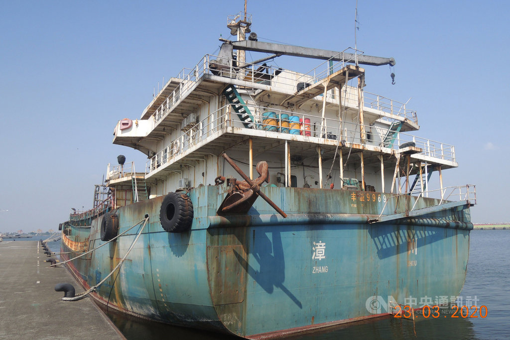 澎湖地檢署去年查扣2艘違法抽取砂石的中國大陸籍「長鑫36號運砂船」及「豐溢9969號抽砂船」(圖),11月19日將進行第3次公開標售。(澎湖地檢署提供)中央社 109年10月15日