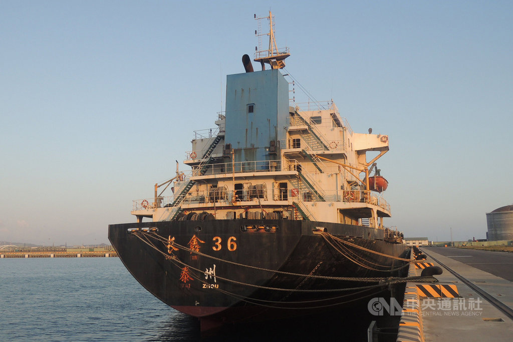 澎湖地檢署去年查扣2艘違法抽取砂石的中國大陸籍「長鑫36號運砂船」(圖)及「豐溢9969號抽砂船」,11月19日將進行第3次公開標售,若再流標,地檢署將不再進行第4次標售,會在漁業署協助下,逕行作為人工魚礁的處分。(澎湖地檢署提供)中央社 109年10月15日