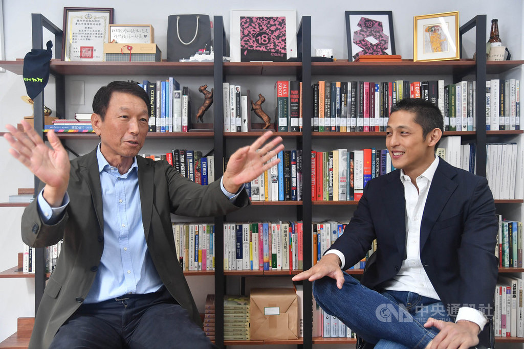 前參謀總長李喜明上將(左)接受專訪時表示,他與「壯闊台灣」創辦人吳怡農(右)提出國土防衛部隊的構想,目的是透過善用包括後備軍力的一切可用資源,推動台灣建立可信的嚇阻力,以嚇阻戰爭。中央社記者鄭清元攝 109年10月15日