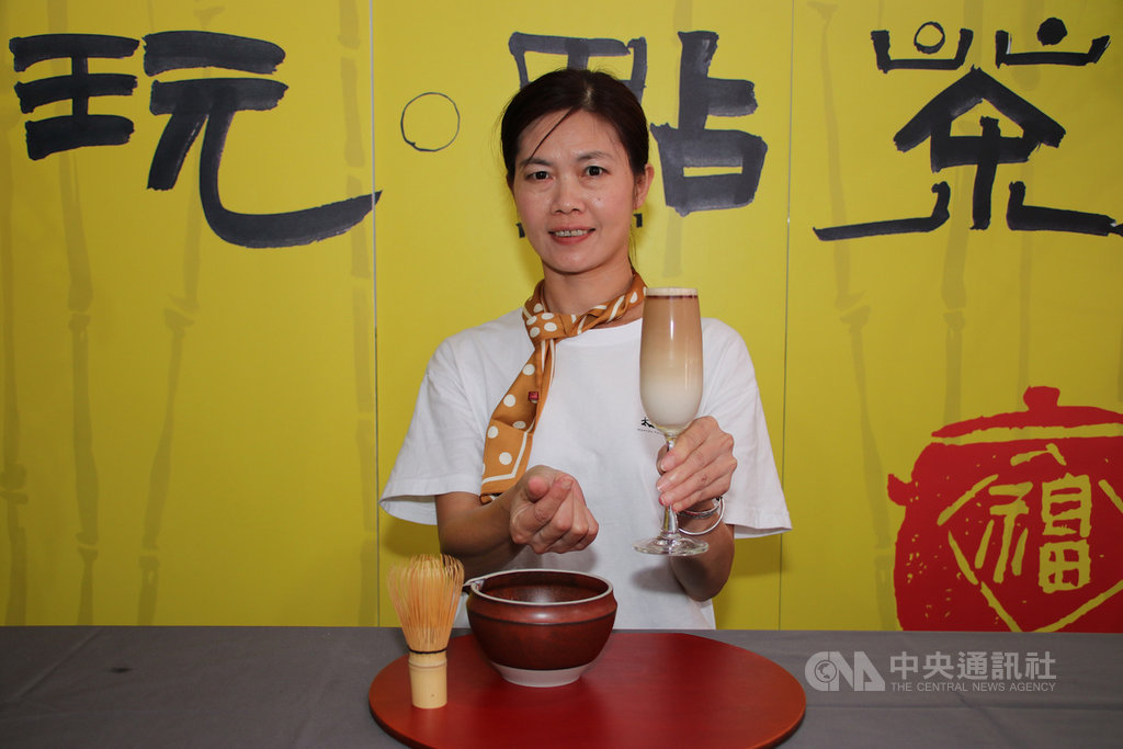 太極美地茶學院在2020南投茶博會設館推廣「玩。點茶」,15日表示,去年推廣宋代點茶,復刻宋代飲茶方式與器具與遊客分享,今年為更貼近年輕人,在不失傳統原則下,以時尚思維使用高腳杯來推廣點茶及喝茶,盼吸引更多年輕人接觸。中央社記者蕭博陽南投縣攝 109年10月15日