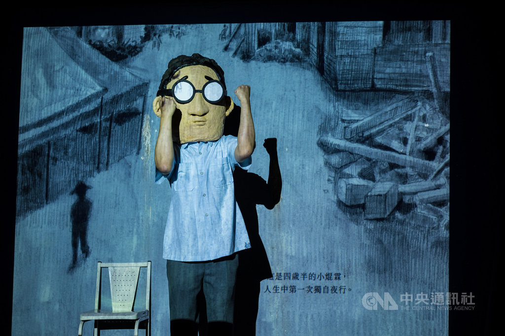 今年法蘭克福線上書展,台灣在Bookfest Digital平台上展示2大跨域展演作品,包括劇場導演黃鼎云的作品「宿霧證言」,透過劇場表演、獨白、偶戲、圖像等形式,立體呈現漫畫作品「來自清水的孩子」。(文策院提供)中央社記者陳秉弘傳真 109年10月15日