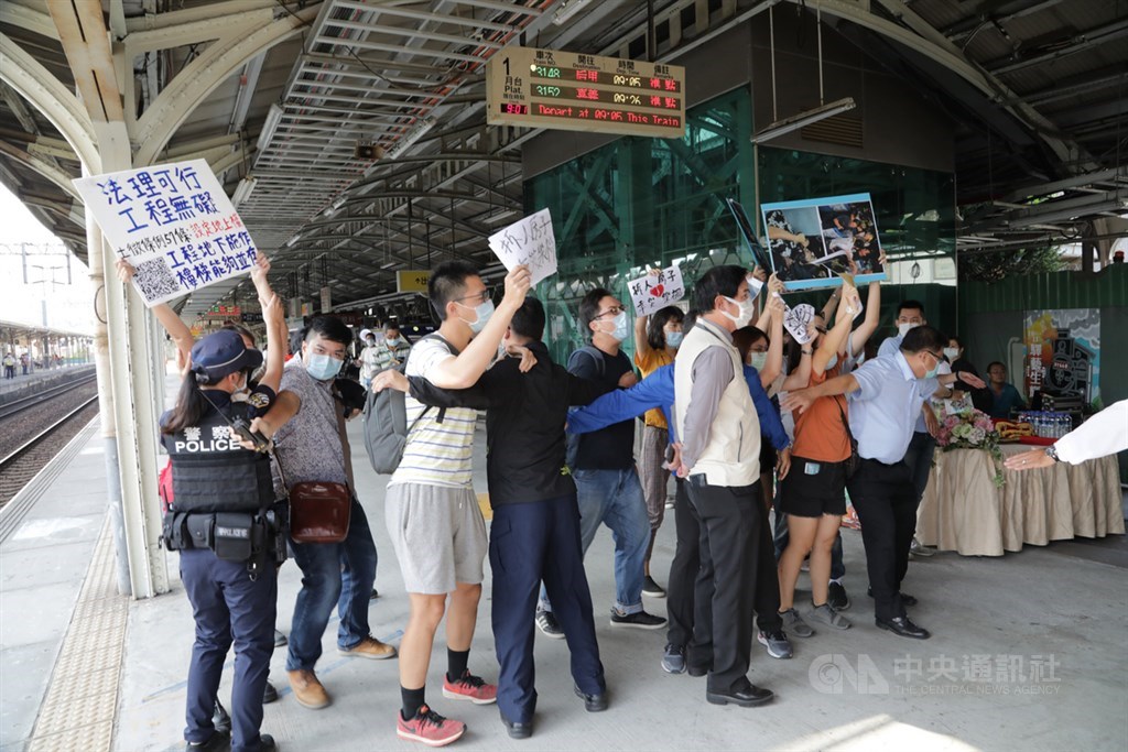 台南車站120週年紀念系列活動15日開幕,南鐵地下化抗爭學生卻在月台高聲向台南市長黃偉哲抗議,並和警方發生推擠。中央社記者張榮祥台南攝 109年10月15日