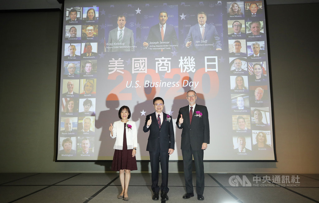 經濟部國際貿易局與中華民國對外貿易發展協會共同舉辦的「2020年美國商機日」15日在台北國際會議中心登場,經濟部國貿局長江文若(左起)、外貿協會董事長黃志芳與美國在台協會台北辦事處處長酈英傑(William Brent Christensen)3人在開幕式上合影留念。中央社記者張新偉攝 109年10月15日