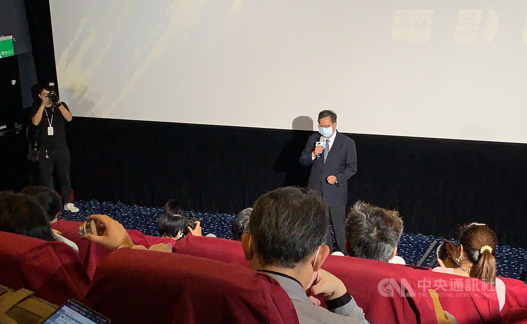 桃園市長鄭文燦(後右)15日晚間出席2020桃園電影節特映電影「哲人王:李登輝對話篇」放映活動時表示,故前總統李登輝是台灣從威權走向民主的重要推動、見證者,無論以任何角度來看,他的政治哲學、對人生的想法,都是很值得啟發的。中央社記者葉臻攝 109年10月15日