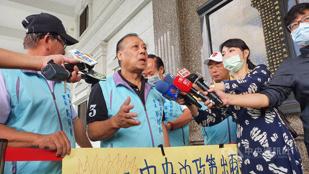 因應流感疫苗短缺,高雄市政府祭出配發疫苗措施,盼讓高風險族群優先接種。鳳山區誠義里長劉啓芳(前左2)等多名里長不滿社區注射站遭取消,15日到市議會陳情,希望市府能向中央爭取。中央社記者洪學廣攝 109年10月15日
