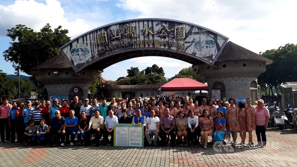 台東縣關山鎮長戴文達6年前上任後,為解決關山親水公園土地使用限制問題,積極著手公園地目變更作業;109年5月,台東縣長饒慶鈴(前坐者右8)認同「地方建設不應被法令綁死」,指示相關單位全力協助親水公園變更地目和取得開發許可問題,15日下午饒慶鈴更親自前往關山親水公園交付開發許可公文。(台東縣政府提供)中央社記者盧太城台東傳真 109年10月15日