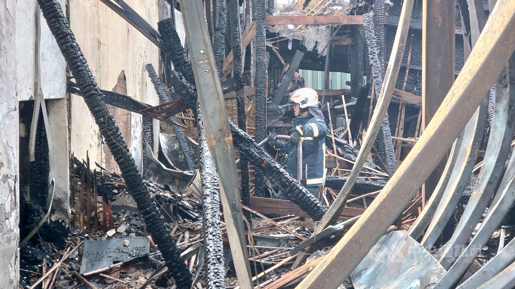 嘉義市南田市場附近一處民宅15日凌晨發生火警,消防獲報出動25車67人全力撲救,火勢不到1小時撲滅;消防員清理火場時,發現劉姓屋主的妻子趴臥在浴室,已無呼吸心跳。中央社記者姜宜菁攝 109年10月15日