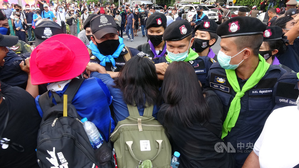 泰國反政府示威者無懼緊急命令,15日下午聚集在曼谷鬧區的叻巴頌路口,並數度和警方人牆發生推擠。中央社記者呂欣憓曼谷攝 109年10月15日