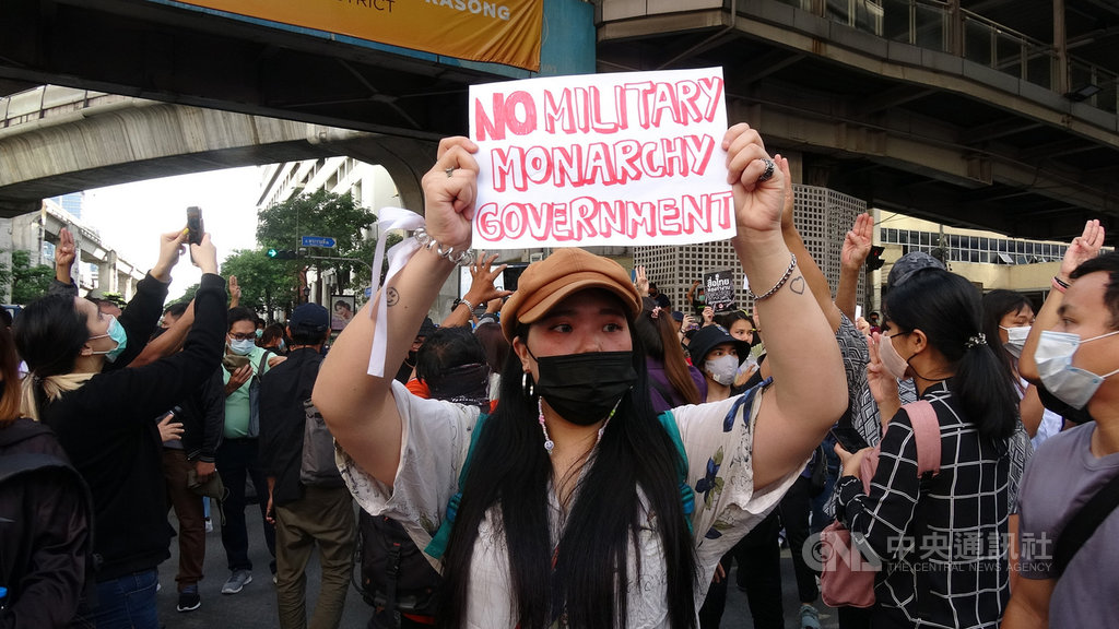 泰國反政府示威者無懼緊急命令,15日下午聚集在曼谷鬧區的叻巴頌路口,示威者高舉抗議標語。中央社記者呂欣憓曼谷攝 109年10月15日