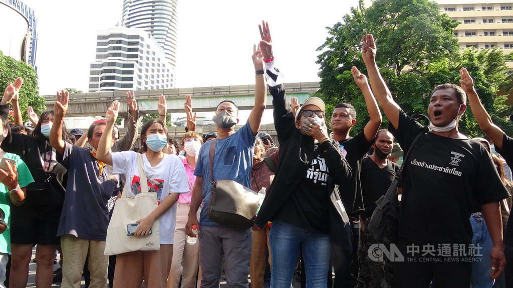 泰國反政府示威者無懼緊急命令,15日下午聚集在曼谷鬧區的叻巴頌路口,高舉象徵反獨裁的三根手指高喊要總理下台。中央社記者呂欣憓曼谷攝 109年10月15日