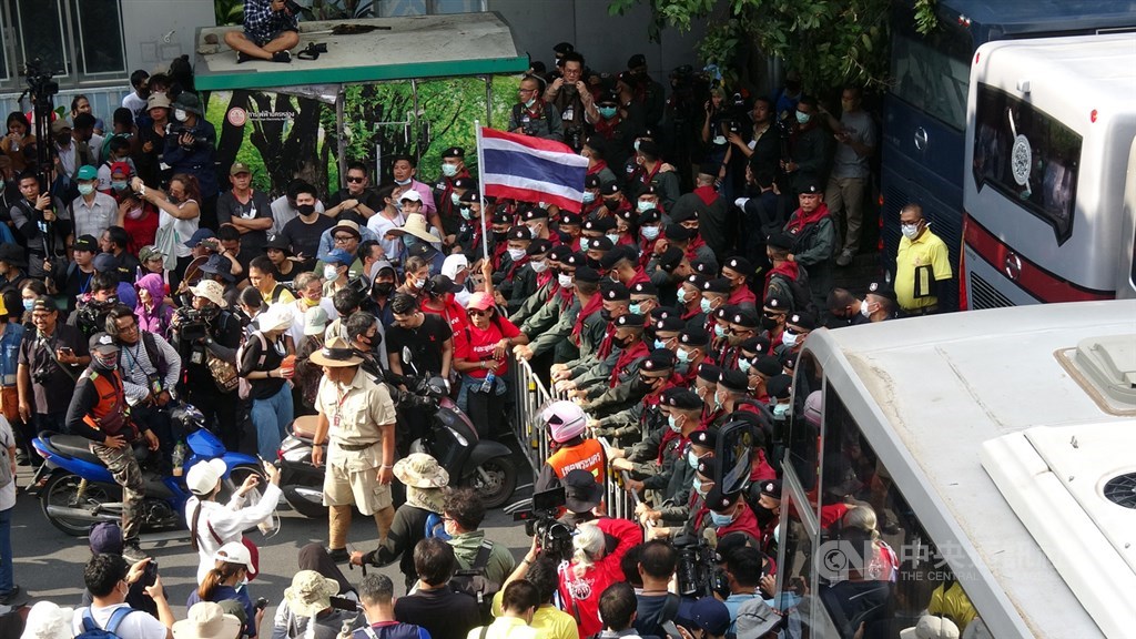 泰國反政府學生團體14日號召上千民眾從民主紀念碑前遊行到總理府,在靠近總理府前的一個十字路口遭到警方人牆擋下,雙方對峙。中央社記者呂欣憓曼谷攝 109年10月14日