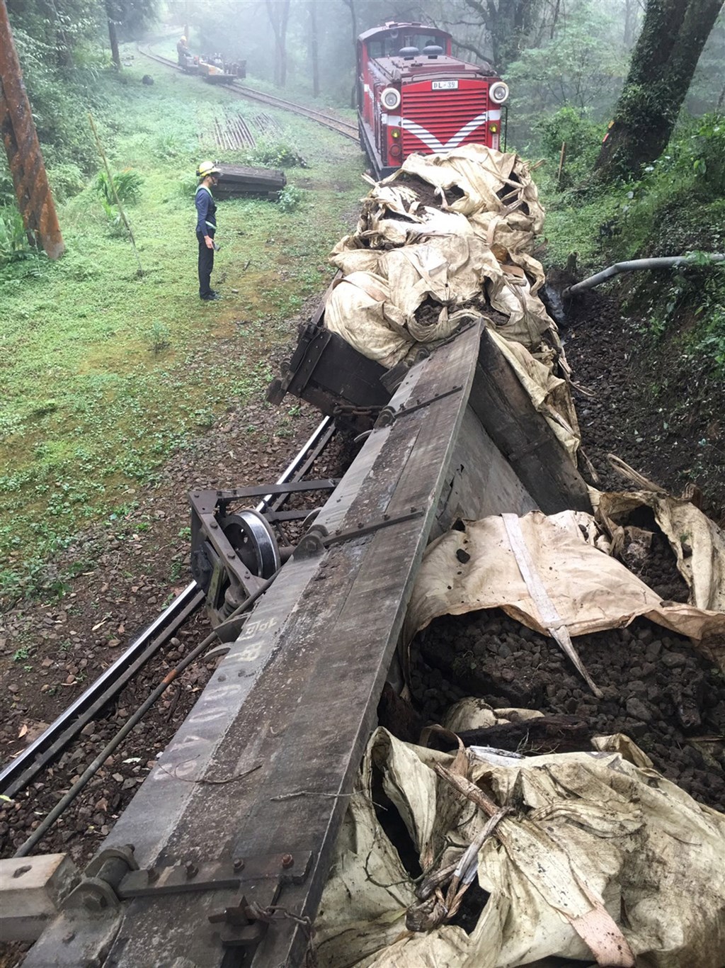 阿里山林業鐵路載運廢棄道碴工程車15日下午在神木車站附近出軌,車上4名工作人員中有3人輕傷、無大礙,事故原因已由運安會派員調查,神木線16日停駛。(林鐵處提供)中央社記者蔡智明傳真 109年10月15日