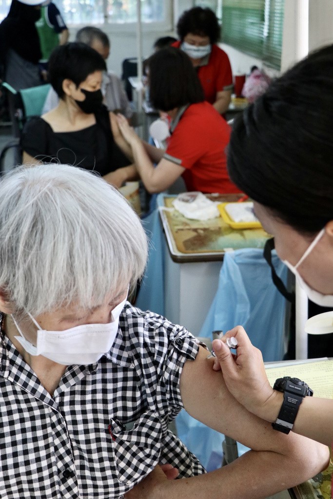 民眾踴躍施打流感疫苗,桃園市府衛生局15日宣布19日起開始配額調控措施,以偏鄉長者及幼兒優先,後續將視狀況調整。(中央社檔案照片)