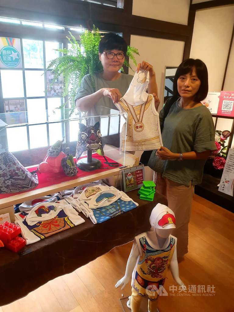 屏東縣政府在「勝利星村創意生活園區」,透過造星計畫選出園區8個文創品牌,即日起至11月15日以快閃店方式集中在園區內展售,為園區全區開放暖身。(屏東縣政府提供)中央社記者郭芷瑄傳真 109年10月15日