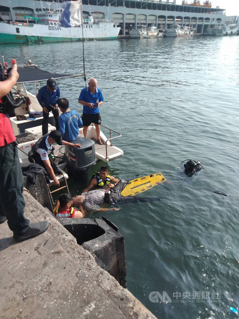 高雄港務消防隊15日下午獲報,小港區漁會海域有一輛賓士自小客車落海,警消將男子救起時發現已呈現OHCA(到院前心肺功能停止),緊急送醫,詳細意外原因有待調查釐清。(民眾提供)中央社記者洪學廣傳真 109年10月15日