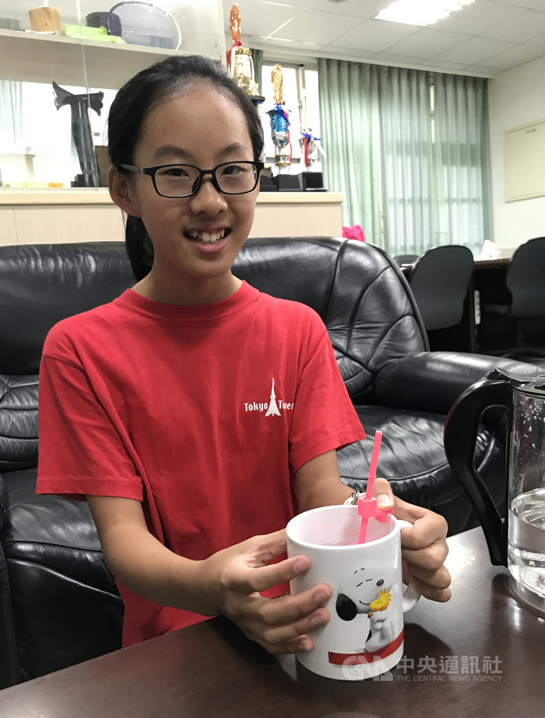 花蓮宜昌國小6年級學生紀宥安發明「盲人專用杯」,作品代表台灣參加IEYI世界青少年創客發明展,獲得社會照顧類銀質獎。中央社記者張祈攝 109年10月15日