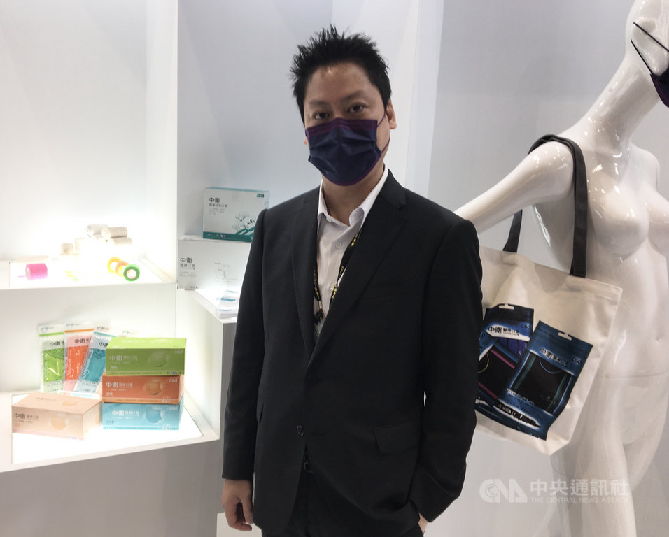 中衛營運長張德成指出,中衛去年營收約新台幣6.3億元,估今年將逾10億元,有望較去年將近翻倍成長。不過,因原物料成本飆漲,及加入口罩國家隊連日趕工,員工加班人事費用大增,不少成本項目也是翻倍成長。中央社記者蔡芃敏攝 109年10月15日