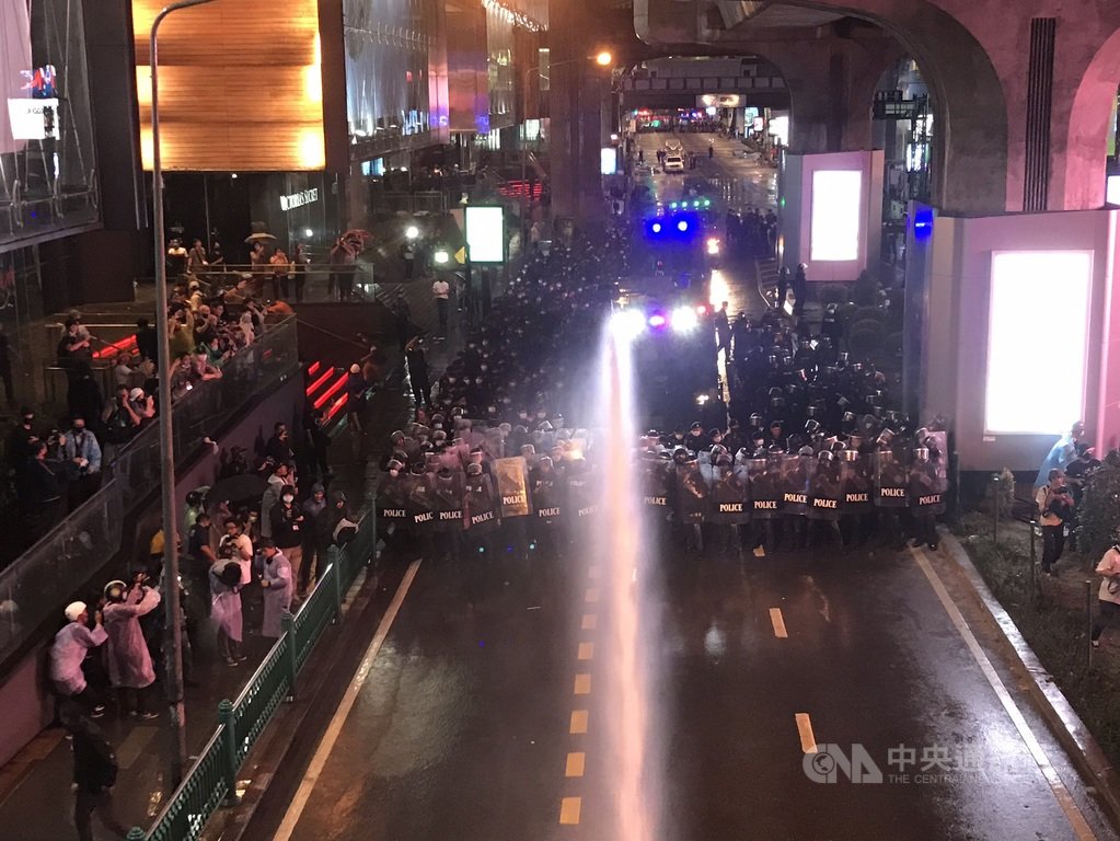 泰國反政府示威不斷,抗議民眾無懼緊急命令,16日傍晚持續聚集在市中心示威,警方首度出動水車和優勢警力驅趕抗議人士。中央社記者呂欣憓曼谷攝 109年10月16日