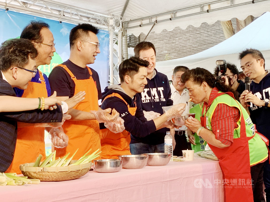 國民黨主席江啟臣、立委蔣萬安等多名國民黨立委16日出席在立法院康園廣場舉辦的「三芝『茭』心輕鬆GO -2020三芝區茭白筍推廣記者會」。蔣萬安(左四)將做好的茭白筍料理親手餵工作人員。中央社記者林育瑄攝 109年10月16日