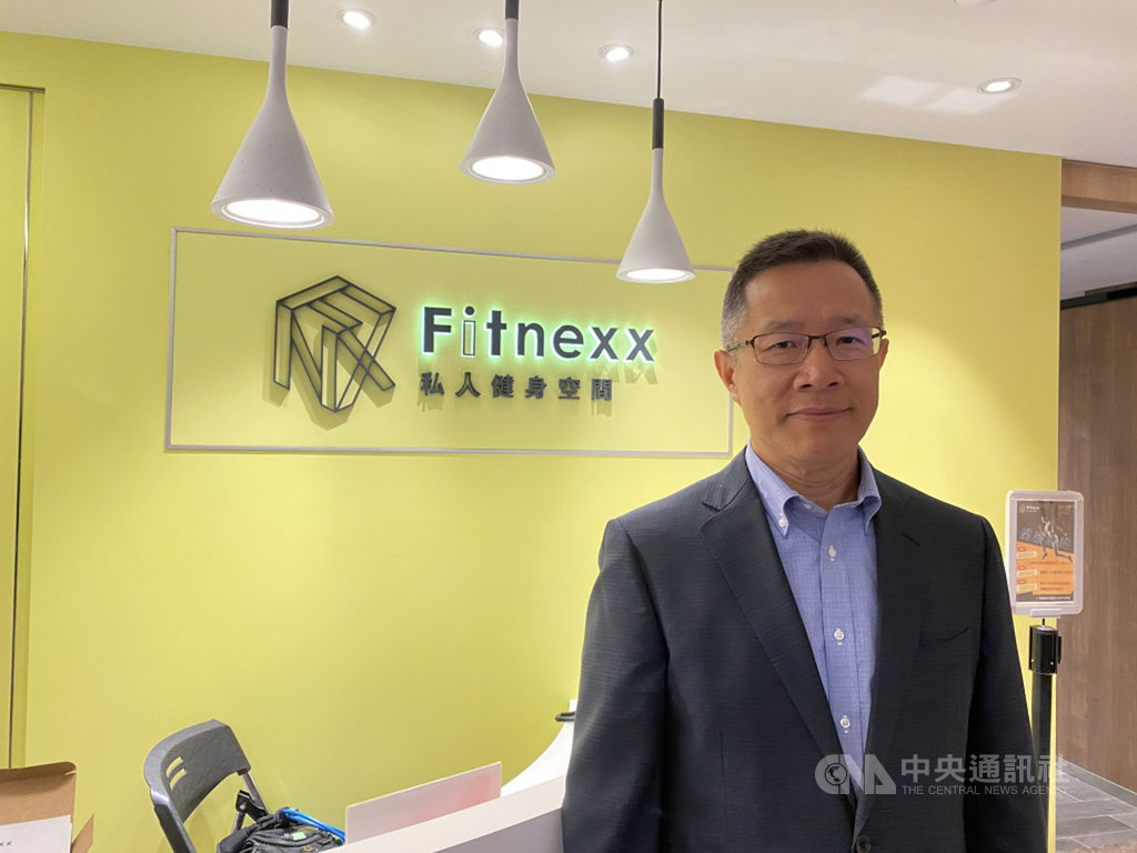 鳳凰旅遊跨足健身產業,旗下健身中心品牌Fitnexx 16日正式開幕,鳳凰旅遊總經理卞傑民看好每月將帶來新台幣70萬至80萬元營收。中央社記者吳家豪攝 109年10月16日
