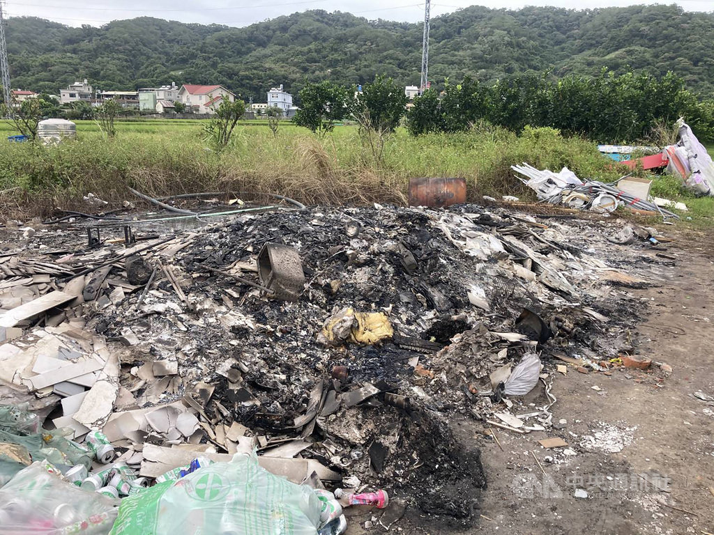 新竹地檢署16日指出,日前獲報在新竹關西山區有人隨意焚燒棄置廢棄物,包括塑膠管、破損玻璃、地磚、廢木材、廢馬桶、廢床墊等,立即指揮警方調查偵辦,循線將劉姓等3名犯嫌拘提到案,檢方表示,劉男聲押獲准,另2人交保。(新竹地檢署提供)中央社記者郭宣彣傳真 109年10月16日