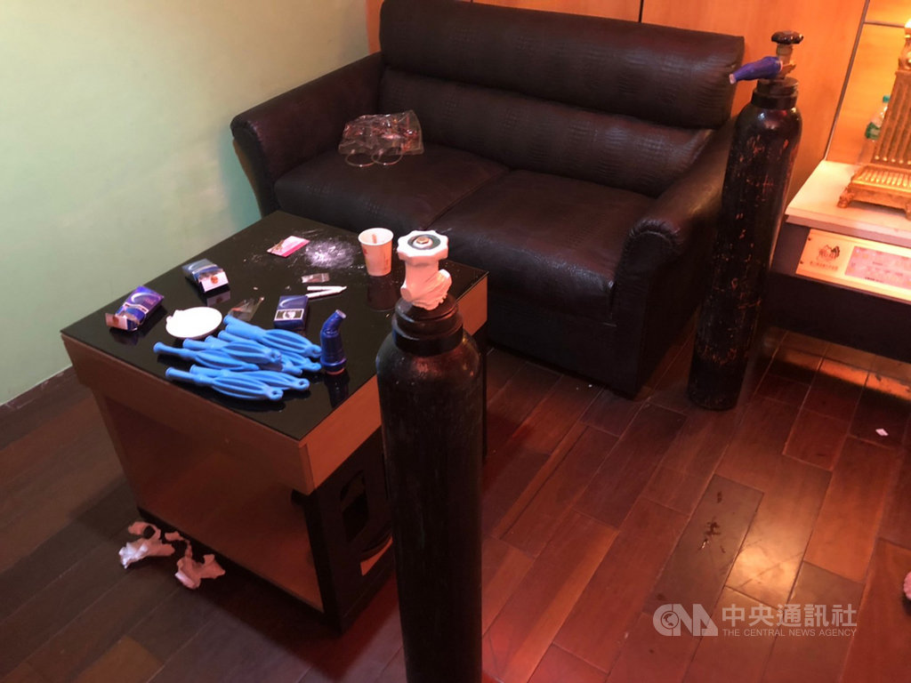 桃園市衛生局16日表示,笑氣因未列毒品或其他管制物質管理,販售運送氣體無相關法規可規範,導致民眾取得容易,進而誤用成癮,因此協同相關局處共同研擬「桃園市特定氣體不當使用防制自治條例」草案,未來違規持有者最高處新台幣1萬5000元罰鍰。(桃園衛生局提供)中央社記者葉臻傳真 109年10月16日