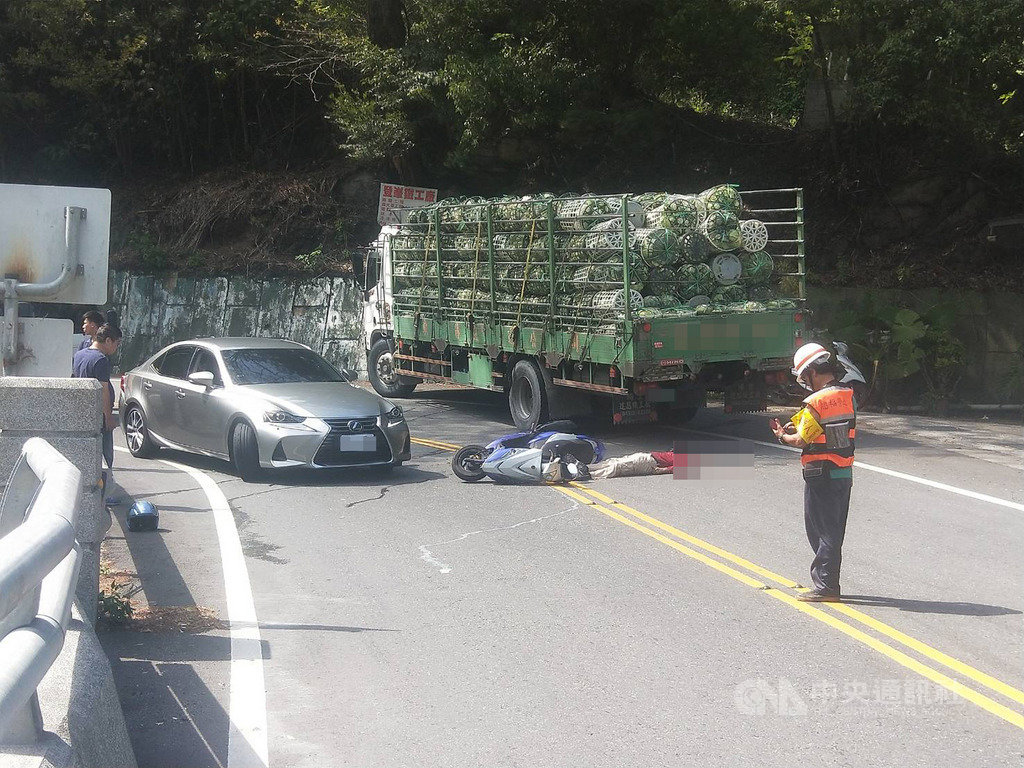 省道台14線南投縣仁愛鄉路段16日下午發生死亡事故,2名男子共乘機車行經人止關路段時,與一輛載有高麗菜貨車發生碰撞,造成機車乘客身首異處,當場死亡。(民眾提供)中央社記者蕭博陽南投縣傳真 109年10月16日
